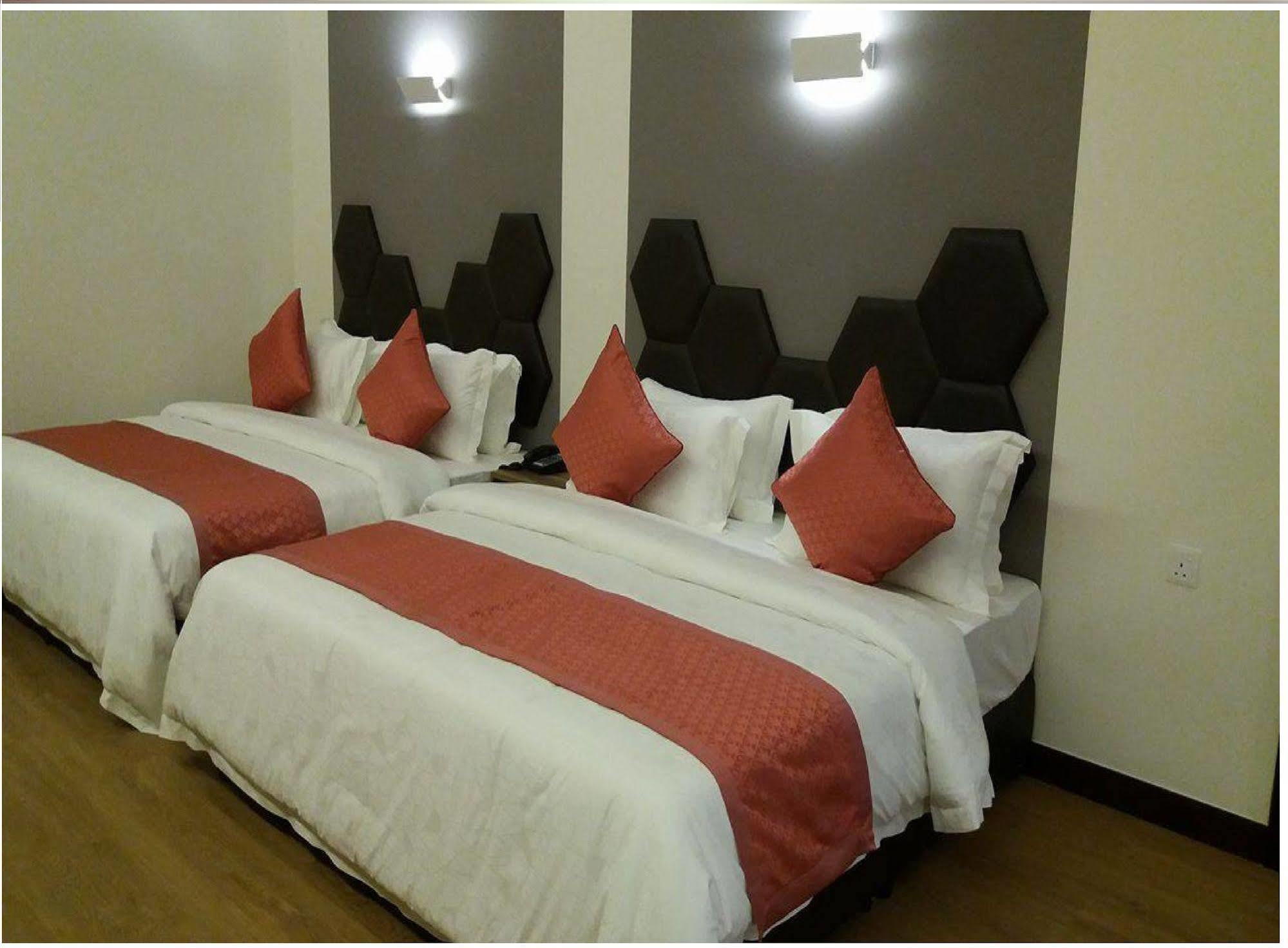 Memoire Hornbill Hotel Кучинг Экстерьер фото